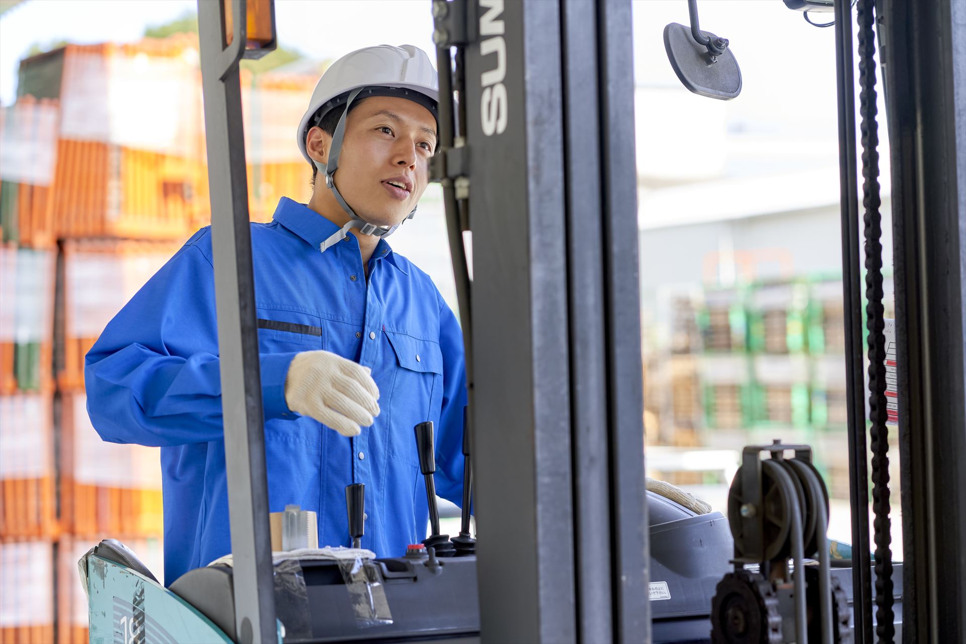 フォークリフトを運転する男性スタッフ